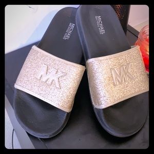 MK SLIDES Gold kids sz 4